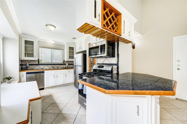 Building Photo - 5255 Beaverbrook Dr