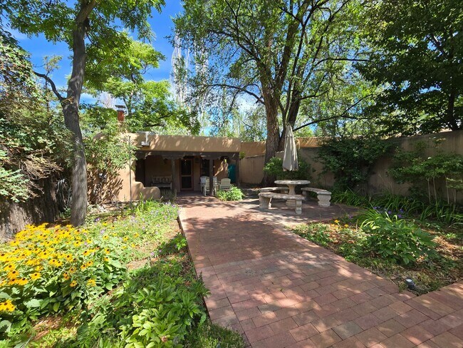 Building Photo - 770 Acequia Madre
