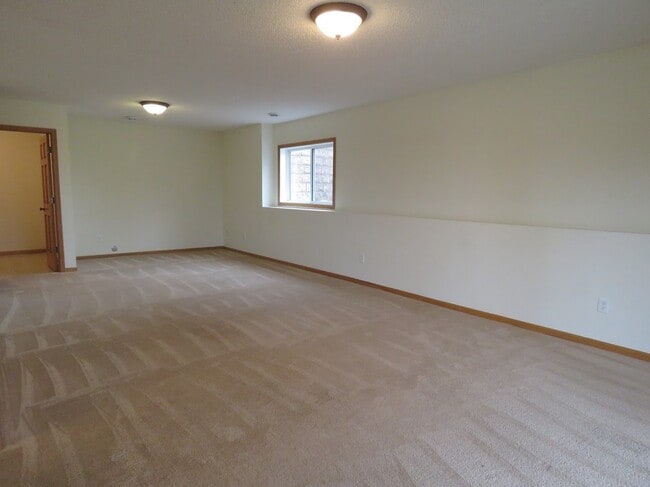 Building Photo - Exceptional END unit RAMBLER style town ho...