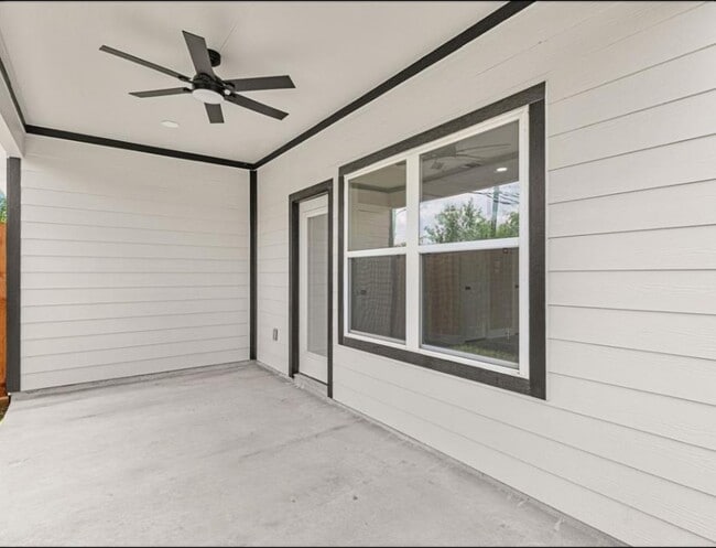 Building Photo - 102 Schade Ln