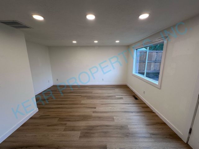 Building Photo - Charming 3-Bed Home with 2.5 Baths in Troutdale - Your Spacious Retreat Awaits!