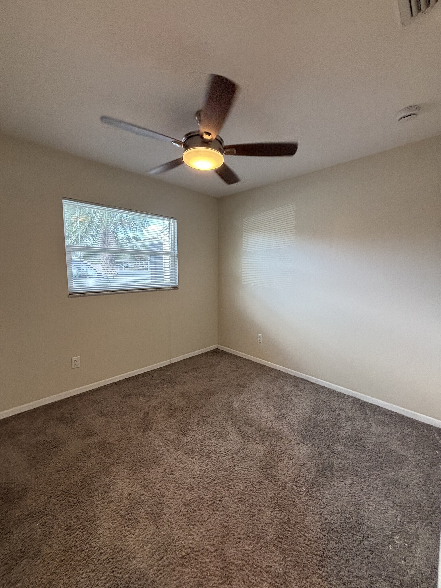Building Photo - 4 Bed/2 Bath