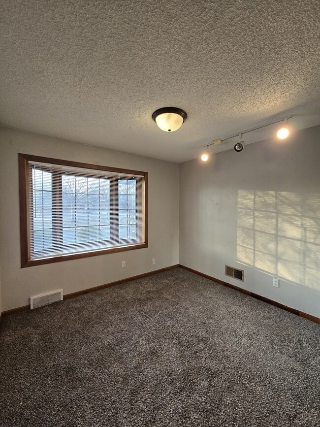 Building Photo - 714 S Fabrique Dr