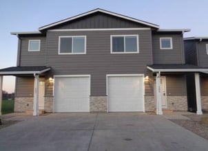 Building Photo - 3 Bedroom Duplex Close to Shopping and Schools!