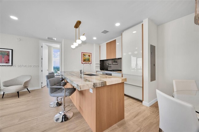 Building Photo - 2831 S Bayshore Dr