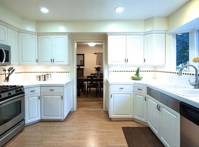 Building Photo - 12271 Laurel Terrace Dr