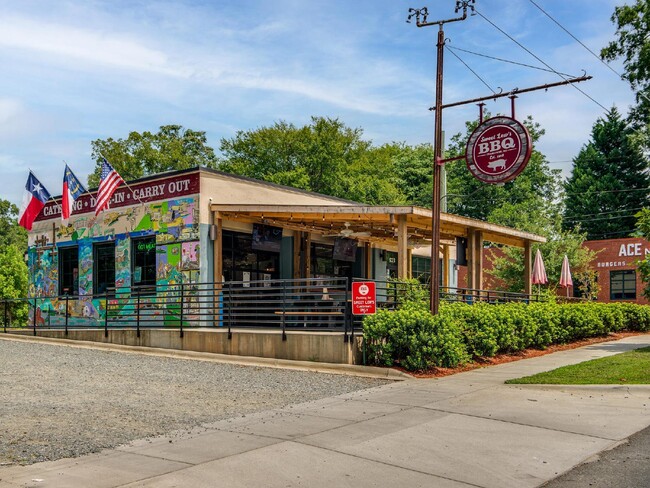 Building Photo - Custom 3 story home in the heart of Belmont/Optimist Park!