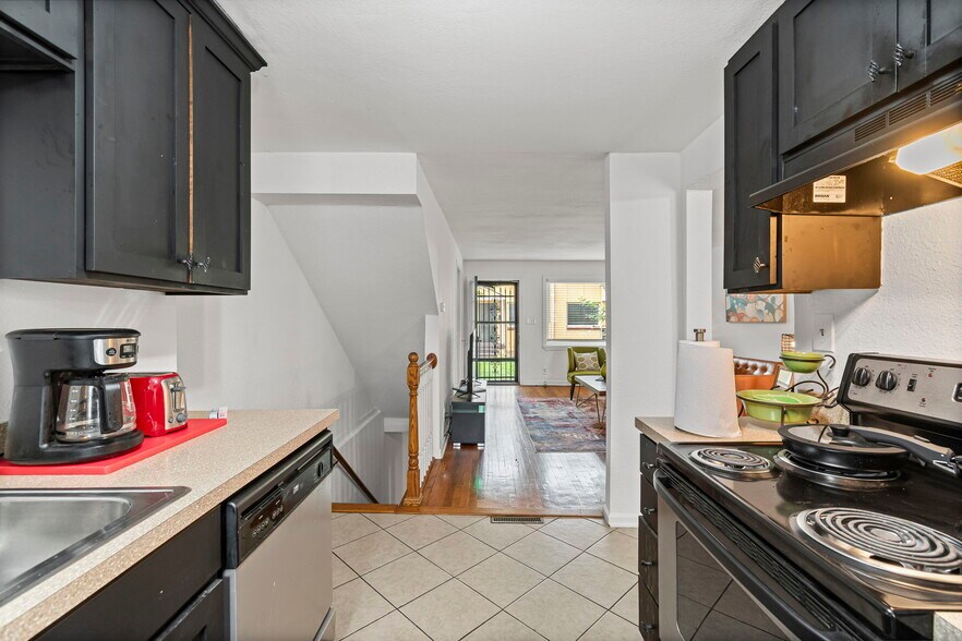 Building Photo - 1003 W 38th St