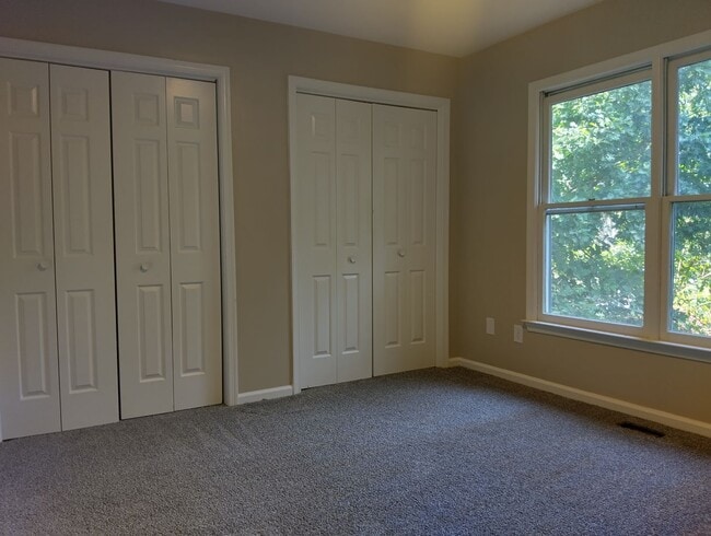 Building Photo - Spacious 2bd/1.5ba townhome