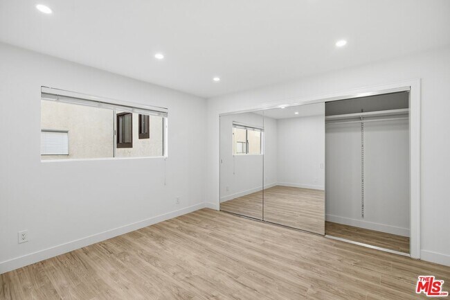Building Photo - 13025 Moorpark St