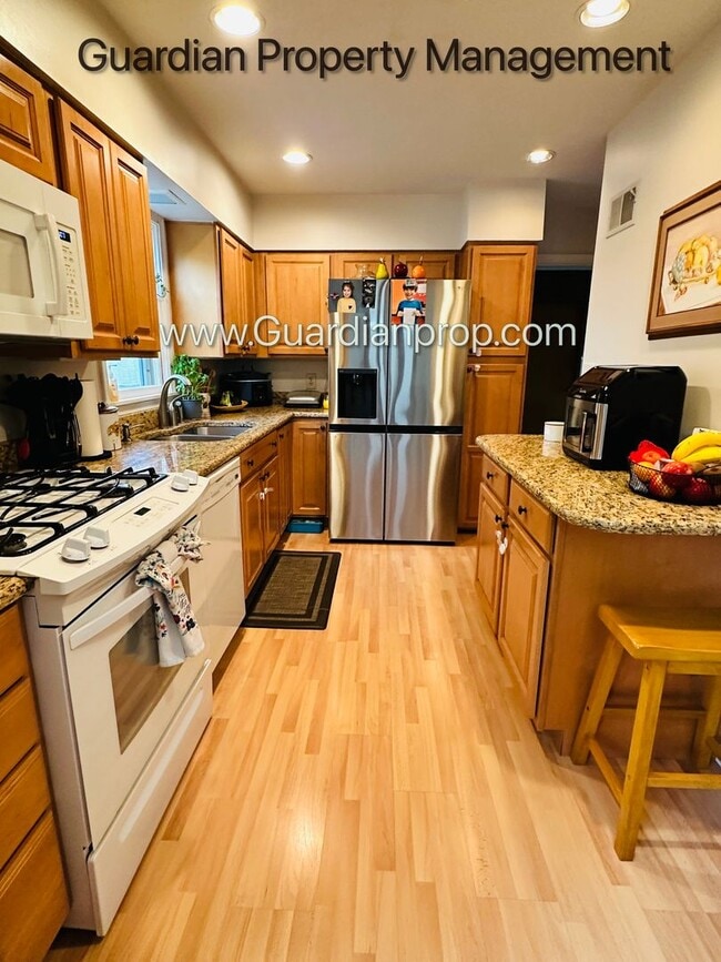 Building Photo - Edina Single Family Home, 2 Car Garage, Dishwasher, Hardwood Floors, Available January/Feb