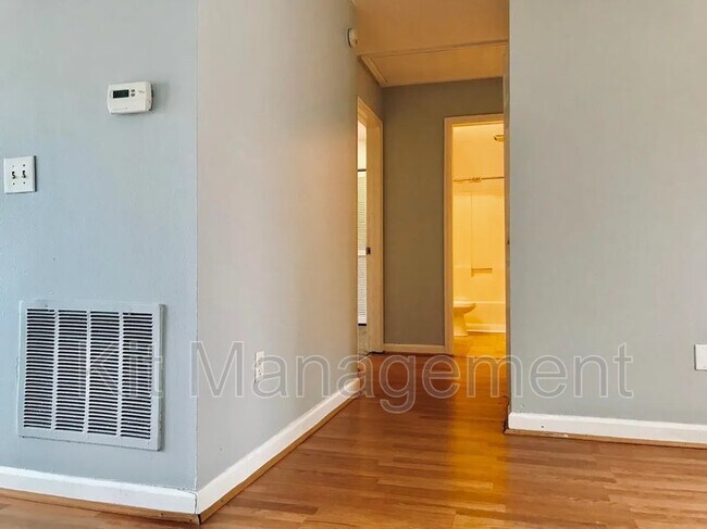 Building Photo - 6055 Lewis Ave