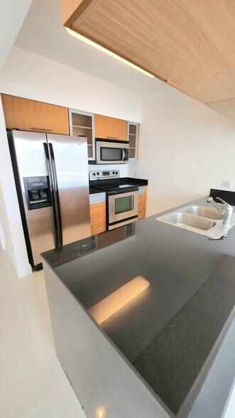Building Photo - 1750 N Bayshore Dr