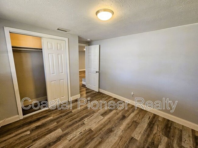 Building Photo - 501 25th Ave W