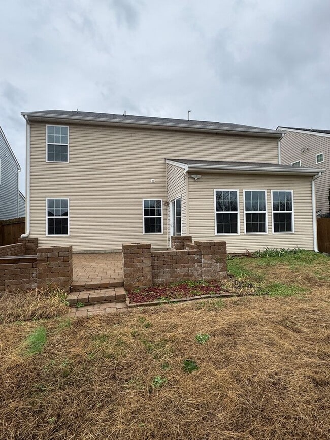 Building Photo - 4 bedroom 2.5 bathroom in Bellevue's Avondale Park neighborhood.  All bedrooms upstairs, open con...