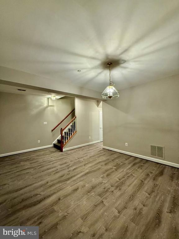 Building Photo - 612 Garden View Square