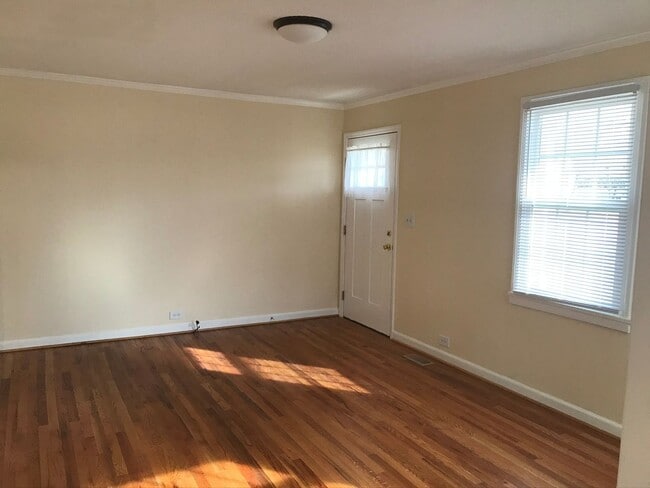 Building Photo - Completely remodeled 3 bedroom  w/ screened porch. Applications accepted at www.treg-rentals.com ...