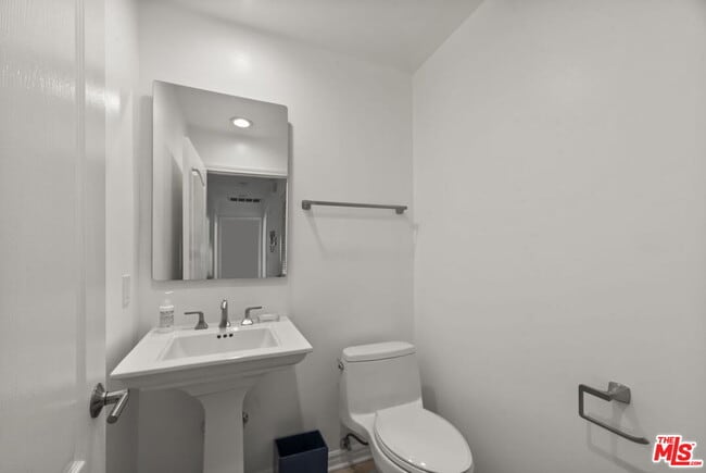 Building Photo - 435 Arnaz Dr