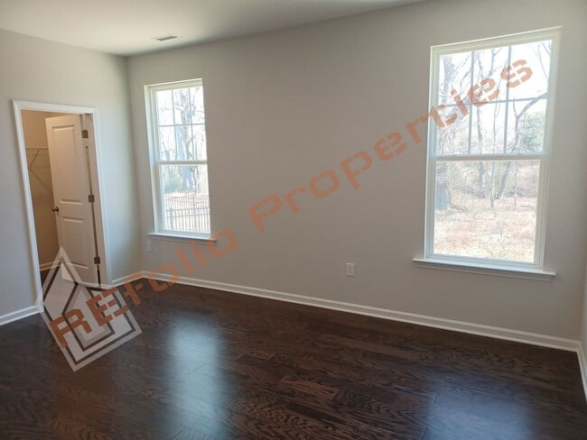 Building Photo - Gorgeous 4 Bedroom House with 1st Floor Pr...