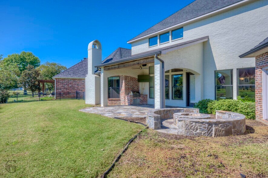 Building Photo - 555 Canterbury Ln