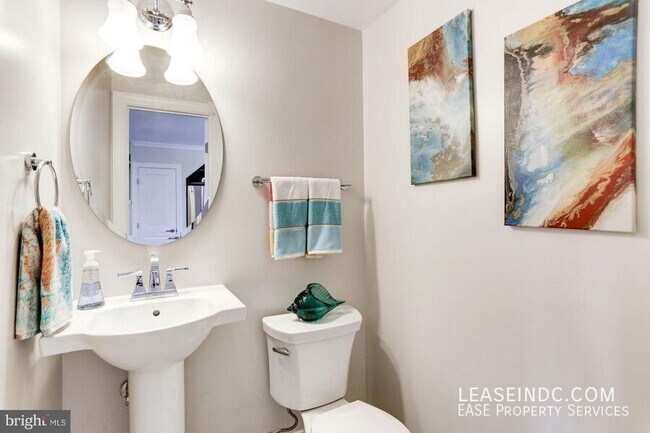 Building Photo - 547 Park Rd NW