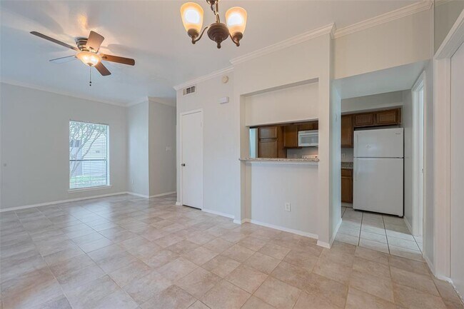 Building Photo - 2025 Augusta Dr