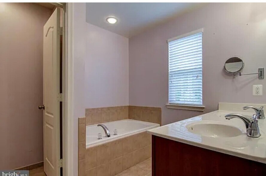 Building Photo - 2637 Glenriver Way