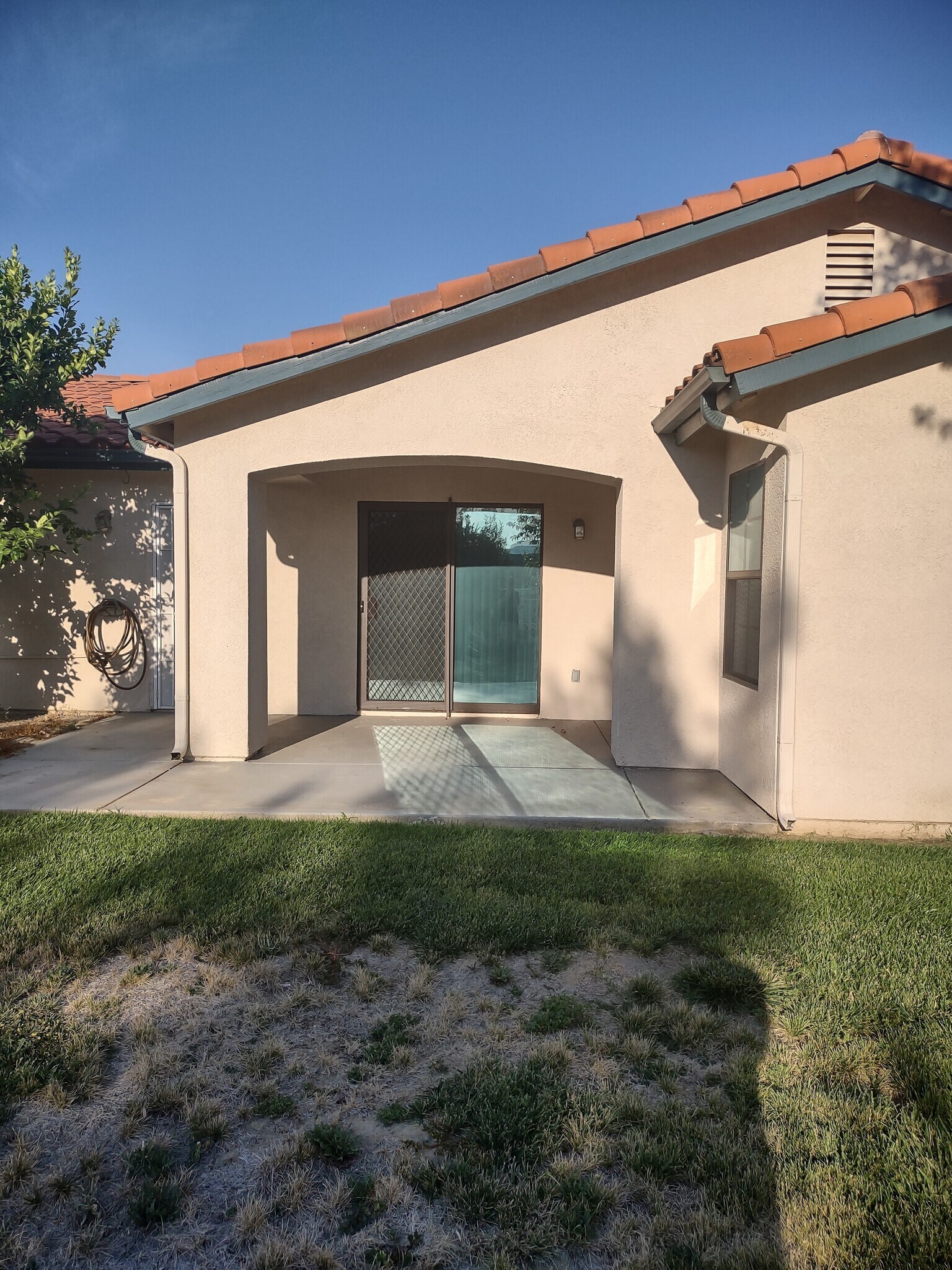 Building Photo - 1061 Mountain View Dr