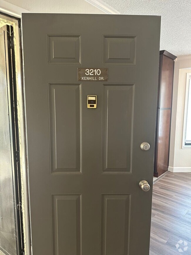 Building Photo - Condo, ready for move-in!