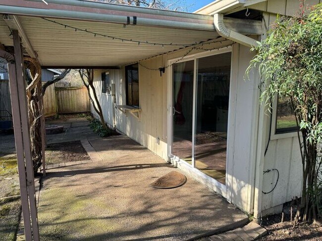 Building Photo - 3 Bedroom House in SW Eugene