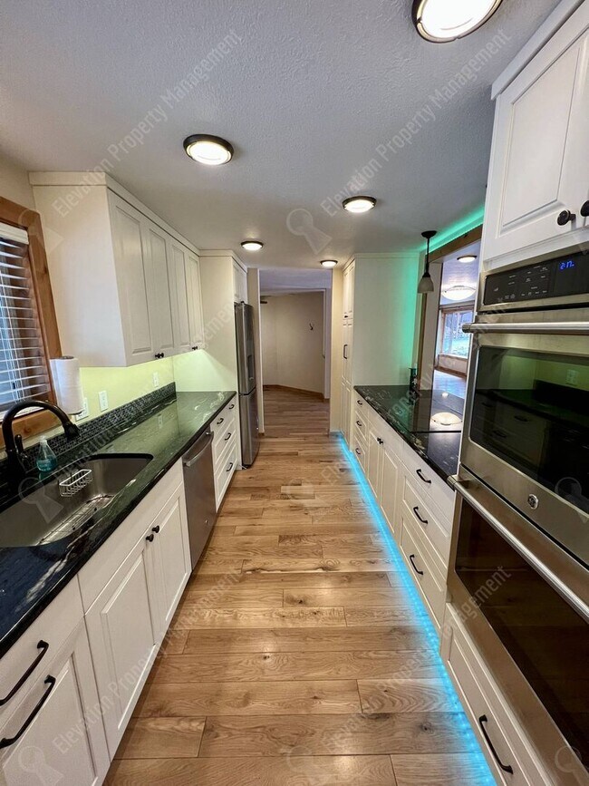 Building Photo - Inviting single-level home in forested SW Bend neighborhood