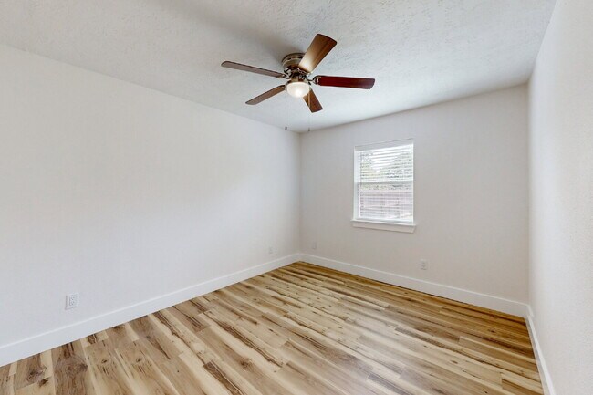 Building Photo - 3/2 Move-In Ready with Washer, Dryer, Refrigerator & Lawn Care Included!