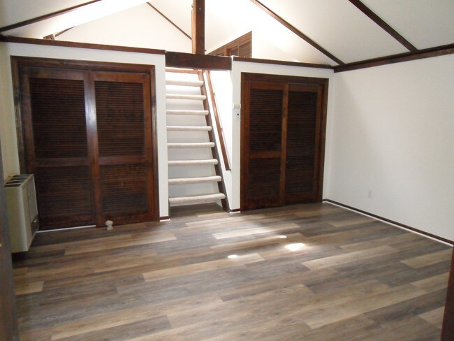 living area - 5332 Norwich Ave