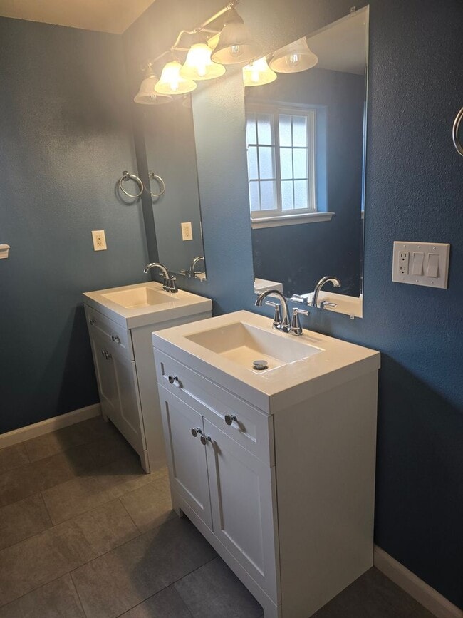 Building Photo - 3 bed 2 bath  Home for Rent in Grants Pass