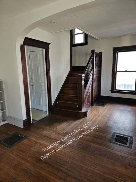 Building Photo - 408 W Maple Ave