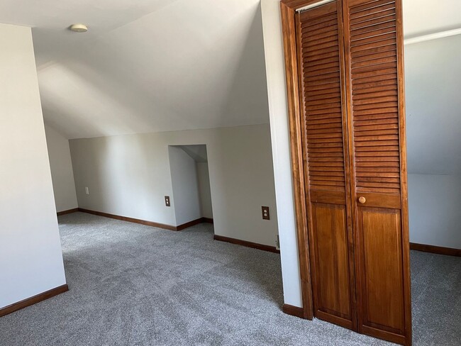 Building Photo - Charming Bungalow Available - Walk To Sout...