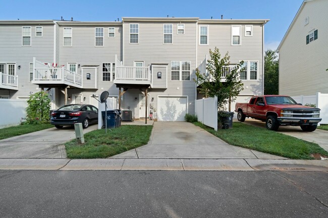 Building Photo - Newly remodeled townhome