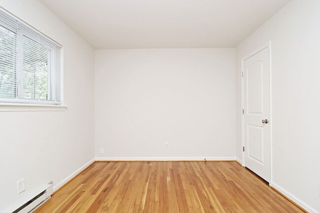 Building Photo - Student & Pet-Friendly Duplex With Ting In...