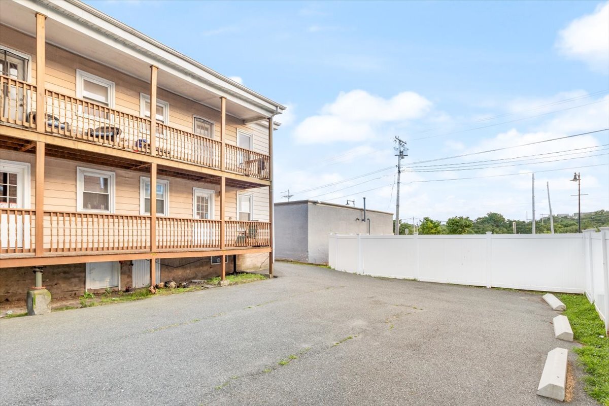 Building Photo - 52 Roslyn St