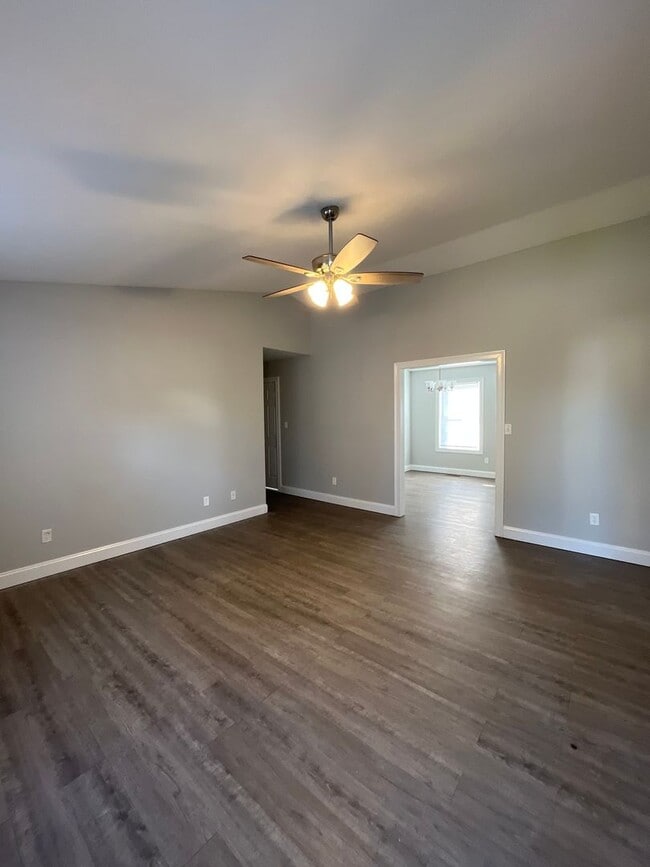 Building Photo - Now Leasing! Move In Ready home with 2 car garage and fenced in backyard!