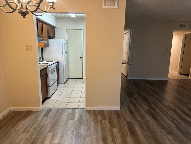Building Photo - 17401 Red Oak Dr