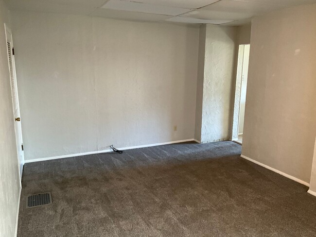 Building Photo - Charming 3-Bedroom 1 bath rental home in H...