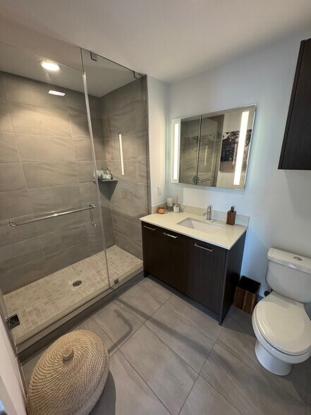 Building Photo - 405 NE 28th St