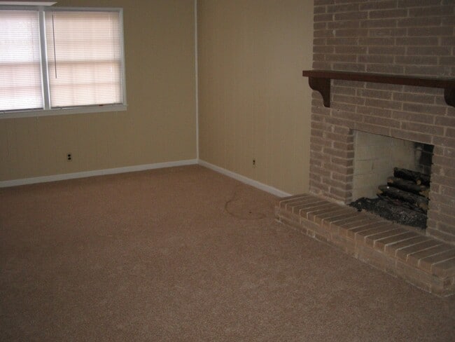 Building Photo - This Home is an Entertainer's Delight on Corner Lot!