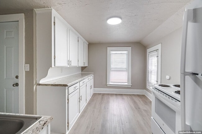 Building Photo - 702 S Commercial St