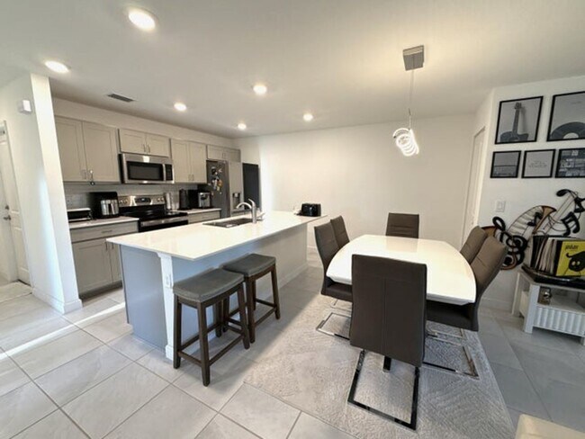 Building Photo - 1880 Grantham Ct