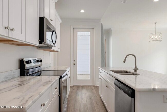 Building Photo - 211 Alpine Dr
