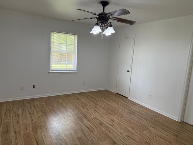 Building Photo - 908 Highland Dr