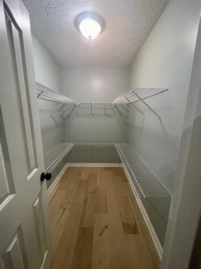 Building Photo - 3 bedroom 1 bath home with a basement and garage!