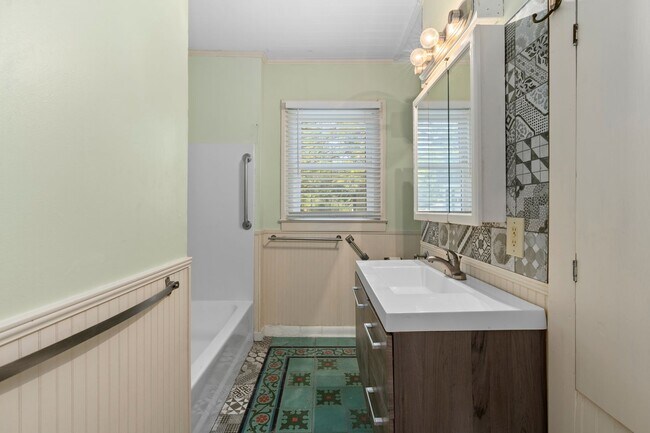 Building Photo - 526 Pershing Ave
